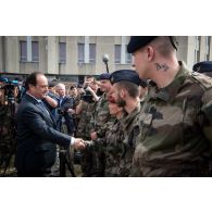 Le président de la République salue les hommes du détachement Sentinelle.