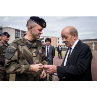 Remise d'un cadeau lors de la visite au détachement Sentinelle basé au Fort Neuf.