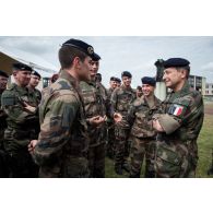 Le CEMA et le détachement Sentinelle lors de la visite au Fort Neuf de Vincennes.