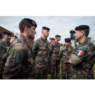 Le CEMA et le détachement Sentinelle lors de la visite au Fort Neuf de Vincennes.