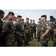 Le CEMA et le détachement Sentinelle lors de la visite au Fort Neuf de Vincennes.