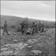 Regroupement de cadavres pour identification. [Description en cours]