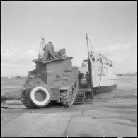 Un LST (landing ship tank) portant le numéro d’immatriculation L9071 dans le port d'Arzew. [Description en cours]