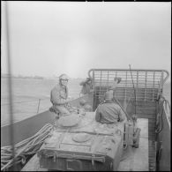 Un char AMX 13 en mer dans une barge. [Description en cours]