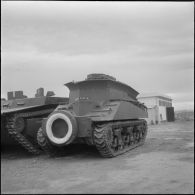 Un Sherman BARV dans le port d'Arzew. [Description en cours]