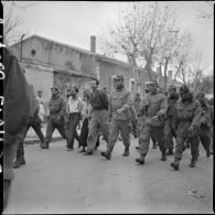 Défilé de prisonniers dans la ville de Saïda. [Description en cours]