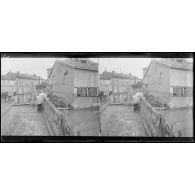 Sainte-Ménéhould (Marne). Rue du moulin sur la Meuse. (Eclusiers militaires). [légende d'origine]