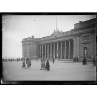 [Odessa. Soldats français devant l'hôtel de ville].