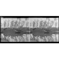 Bois de la Vache (entre Eclusier et Frise) (près). Canal de la Somme et canonnière. [légende d'origine]