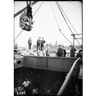 Le Havre. Déchargement d'un bateau de sucre. [légende d'origine]