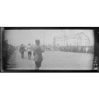 Salonique. Tour Blanche. Remise de décorations par le général Sarrail devant les ruines du Zeppelin. [légende d'origine]