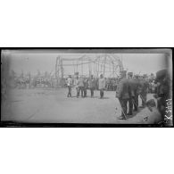 Salonique. Tour Blanche. Remise de décorations par le général Sarrail devant les ruines du Zeppelin. [légende d'origine]