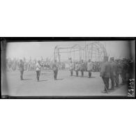 Salonique. Tour Blanche. Remise de décorations par le général Sarrail devant les ruines du Zeppelin. [légende d'origine]