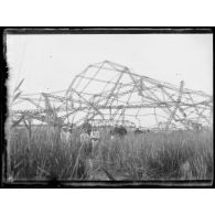 Le Zeppelin L85 dans les marais du Vardar après sa chute. [légende d'origine]