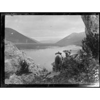 Lac Mala Prespa. Vue prise près de Zagradée. [légende d'origine]