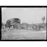 Irles, tank de ravitaillement transportant aux lignes un canon lourd et ses munitions. [légende d'origine]