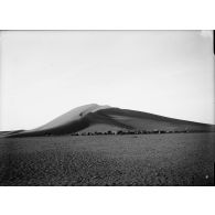 885. Méharistes au pied de la grande dune. [légende d'origine]