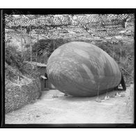 Nancy, ballons captifs à la batterie de DCA de la ferme Saint-Catherine. [légende d'origine]