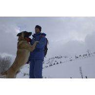 Un maître-chien du PGHM (peloton de gendarmerie de haute montagne) et son chien lors d'un exercice de recherche après avalanche à Pierrefitte-Nestalas (Hautes-Pyrénées).