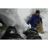 Un maître-chien du PGHM (peloton de gendarmerie de haute montagne) et son chien découvrent une victime sous la neige, lors d'un exercice de recherche après avalanche à Pierrefitte-Nestalas (Hautes-Pyrénées).