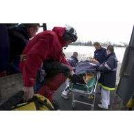 Evacuation sanitaire par hélicoptère EC-145 lors d'une opération de sauvetage dans les Hautes-Pyréenées.