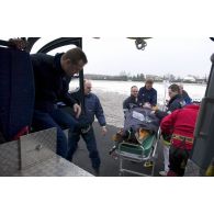 Evacuation sanitaire par hélicoptère EC-145 lors d'une opération de sauvetage dans les Hautes-Pyréenées.