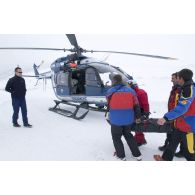 Evacuation sanitaire par hélicoptère EC-145 lors d'une opération de sauvetage dans les Hautes-Pyréenées.