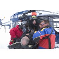 Evacuation sanitaire par hélicoptère EC-145 lors d'une opération de sauvetage dans les Hautes-Pyréenées.