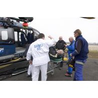 Evacuation sanitaire par hélicoptère EC-145 lors d'une opération de sauvetage dans les Hautes-Pyréenées.