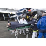 Evacuation sanitaire par hélicoptère EC-145 lors d'une opération de sauvetage dans les Hautes-Pyréenées.