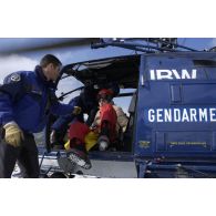 Arrivée par hélicoptère Alouette III de secouristes du PGHM (peloton de gendarmerie de haute montagne) lors d'un exercice de secours sur le Soum de Léviste, sommet des Hautes-Pyrénées situé à 2437 mètres d'altitude.