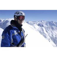 Portrait d'un gendarme du PGHM (peloton de gendarmerie de haute montagne) participant à un exercice de secours sur le (Hautes-Pyrénées).