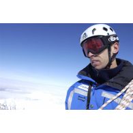 Portrait d'un gendarme du PGHM (peloton de gendarmerie de haute montagne) participant à un exercice de secours sur le (Hautes-Pyrénées).