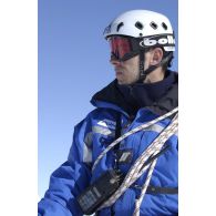 Portrait d'un gendarme du PGHM (peloton de gendarmerie de haute montagne) participant à un exercice de secours sur le (Hautes-Pyrénées).