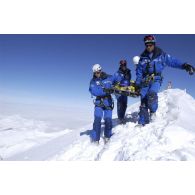 Exercice de secours avec le PGHM (peloton de gendarmerie de haute montagne) sur le Soum de Léviste, sommet des Hautes-Pyrénées situé à 2437 mètres d'altitude. Les secouristes transportent le blessé sur une civière, après l'avoir hissé le long de la paroi.