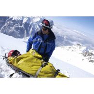 Exercice de secours avec le PGHM (peloton de gendarmerie de haute montagne) sur le Soum de Léviste, sommet des Hautes-Pyrénées situé à 2437 mètres d'altitude. Les secouristes prennent en charge le blessé sur la civière en attendant l'arrivée de l'hélicoptère de secours.