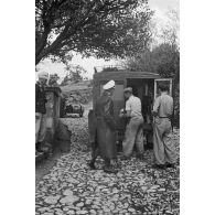 Un officier médecin de la Luftwaffe quitte l'antenne sanitaire de l'armée de l'air allemande de Kastelli (Luftwaffe Sanitär Staffel Kastelli).