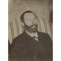 [Portrait d'un homme assis dans un fauteuil, s.d.]