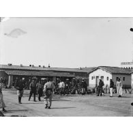 48. [Algérie, 1905-1914. Photographie de groupe de militaires probablement du 3e régiment de chasseurs d'Afrique et du 2e régiment étranger.]