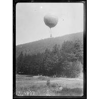 73e compagnie d'aérostiers. Lac de Blanchemer. Ballon captif. Manoeuvre du sphérique. [légende d'origine]