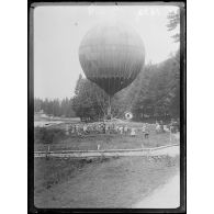 73e compagnie d'aérostiers. Lac de Blanchemer. Ballon captif. Manoeuvre du sphérique. [légende d'origine]