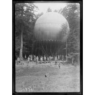 73e compagnie d'aérostiers. Lac de Blanchemer. Ballon captif. Manoeuvre du sphérique. [légende d'origine]