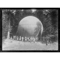 73e compagnie d'aérostiers. Lac de Blanchemer. Ballon captif. Manoeuvre du sphérique. [légende d'origine]