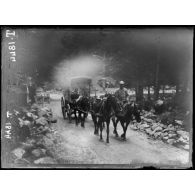 Convoi de ravitaillement dans les Vosges. [légende d'origine]