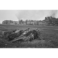 Peu après l'opération Jubilee, la plage de Dieppe le 19 août 1942.