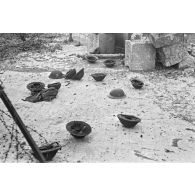 Sur la plage de Dieppe, des casques canadiens abandonnés peu après le débarquement (opération Jubilee).