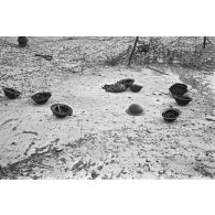 Sur la plage de Dieppe, des casques canadiens abandonnés peu après le débarquement (opération Jubilee).