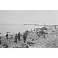 La plage de Dieppe après la tentative de débarquement canadienne prévue lors de l'opération Jubilee.