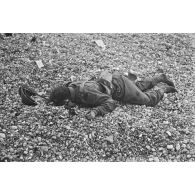 Cadavre de soldat canadien sur le plage de Dieppe peu après le débarquement prévue lors de l'opération Jubilee.