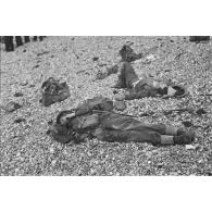 Cadavre de soldat canadien sur le plage de Dieppe peu après le débarquement prévue lors de l'opération Jubilee.